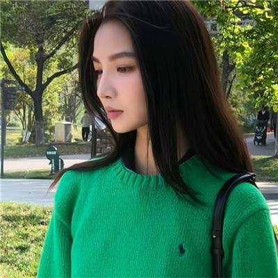 微光下的蓝色男孩